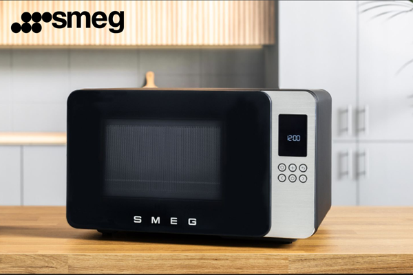 Долгожданное пополнение в коллекции Smeg! Элегантная микроволновая печь с грилем MOC01 доступна для заказа!